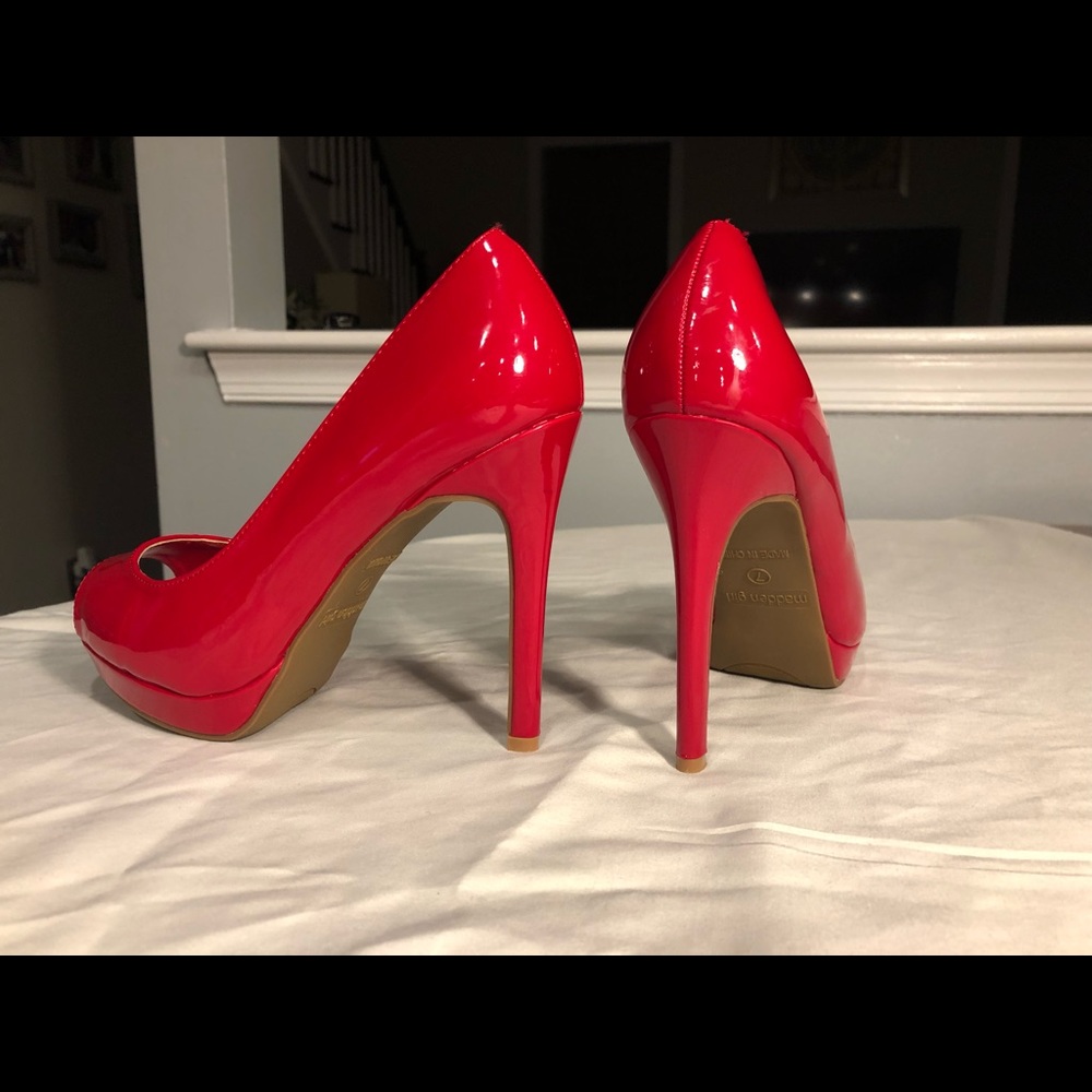New red patent Madden Girl peep toe pumps - Picture 5 of 8